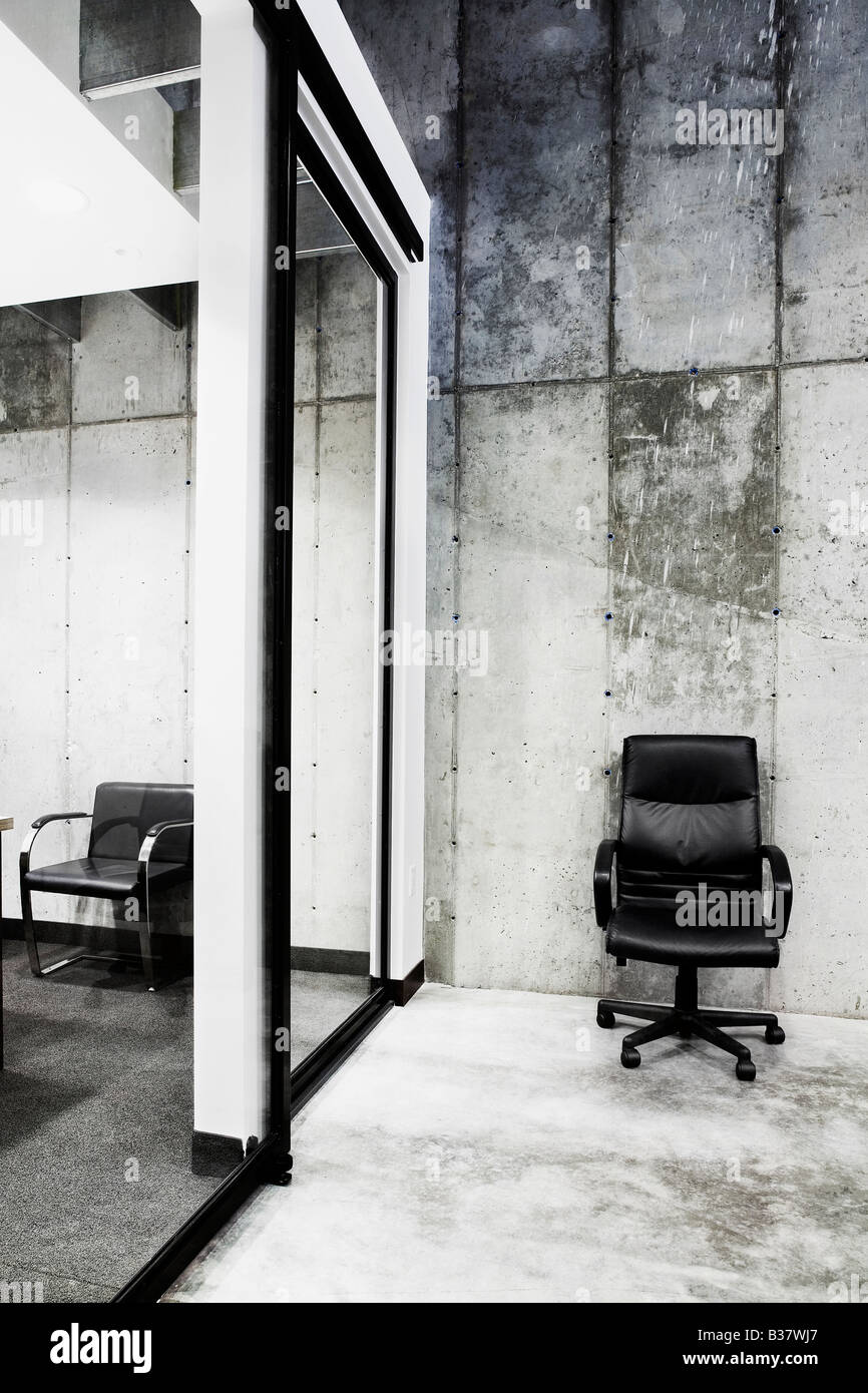 Detail der ein einsamer Leder Bürostuhl in modernes Bürogebäude Stockfoto