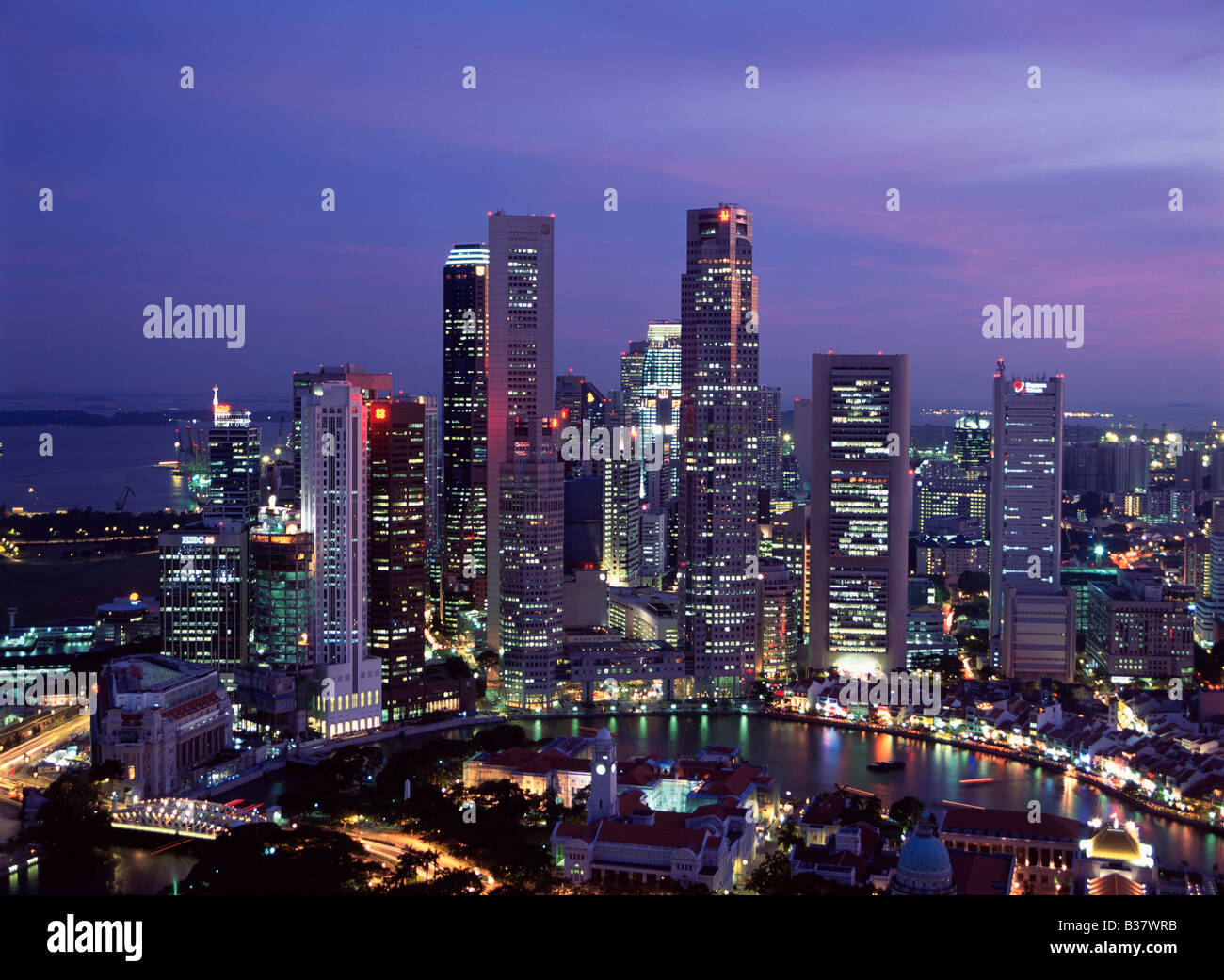 Singapur Skyline bei Nacht Stockfoto