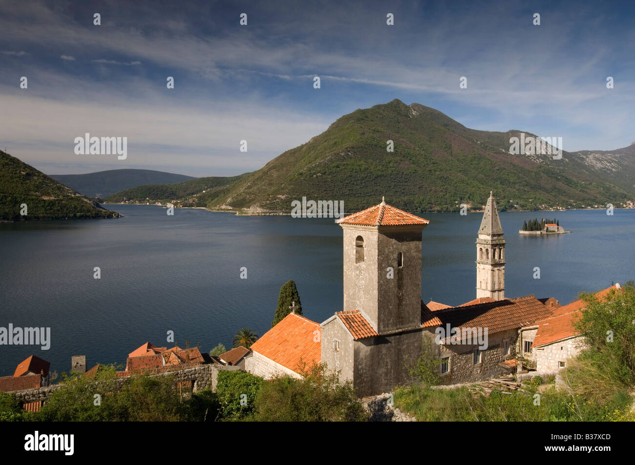 Blick auf St. Nikola-Kirche und Dorf von Perast auf Bucht von Kotor Kotorski in der Nähe von Kotor in Montenegro Stockfoto