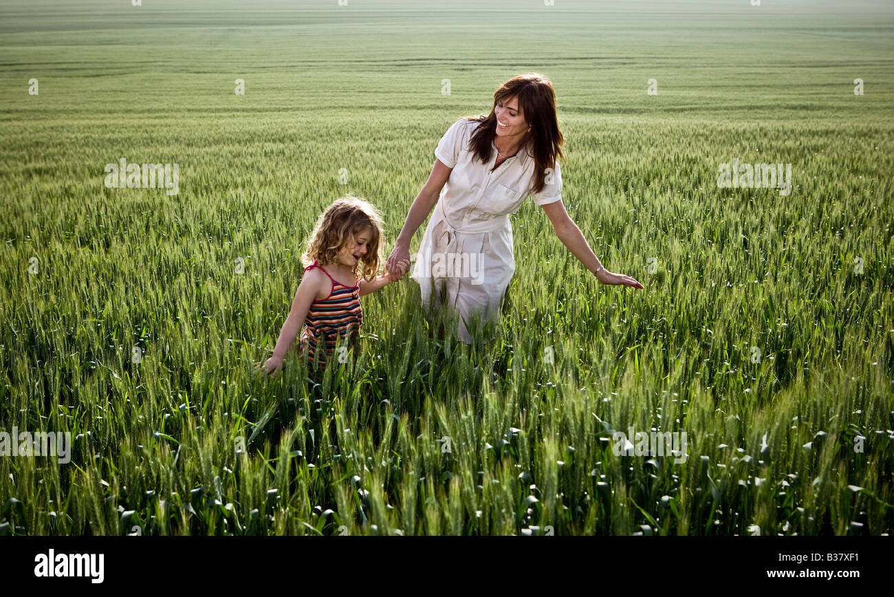 Frau und Kind zu Fuß im Weizenfeld Stockfoto