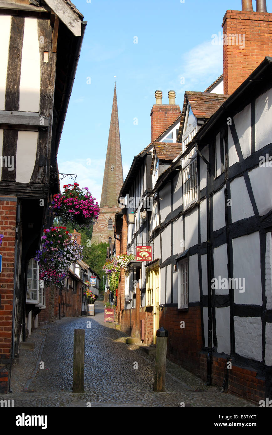 Schmale Gasse und Pfarrkirche der St.Michaels, Church Lane, Ledbury, Herefordshire, England, Vereinigtes Königreich Stockfoto