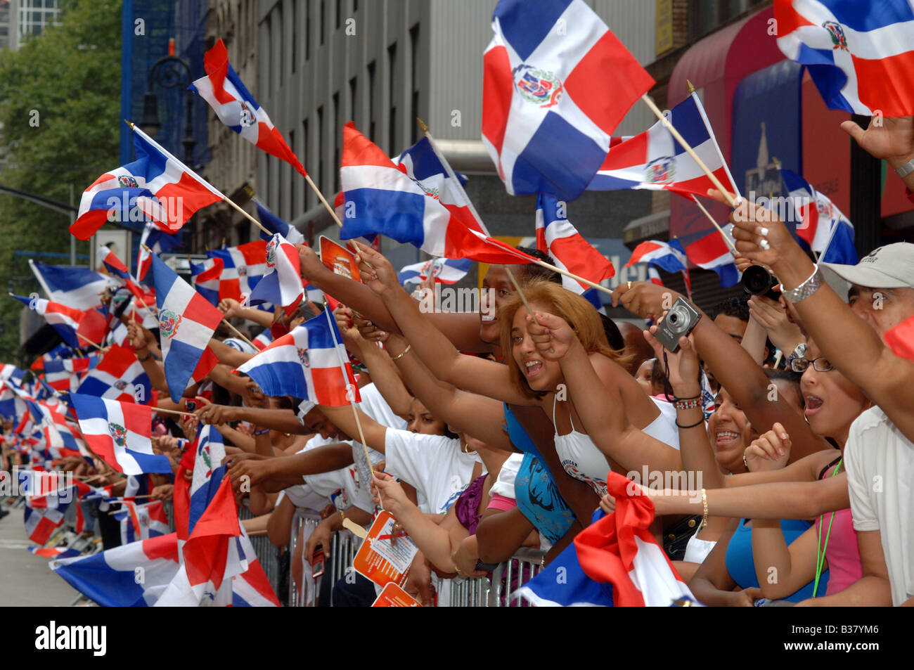 Tausende von Dominikanische Amerikaner und Unterstützern feiern bei der jährlichen Dominikanischen Independence Day Parade in New York City Stockfoto