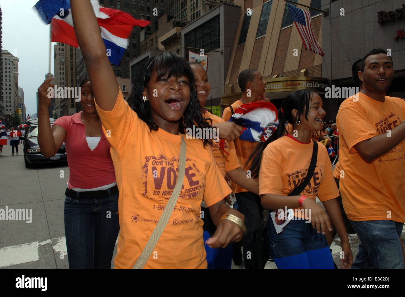 Wähler Befürworter marschieren die jährliche Dominikanische Independence Day Parade in New York City auf der Sixth Avenue am 10. August 2008 Stockfoto