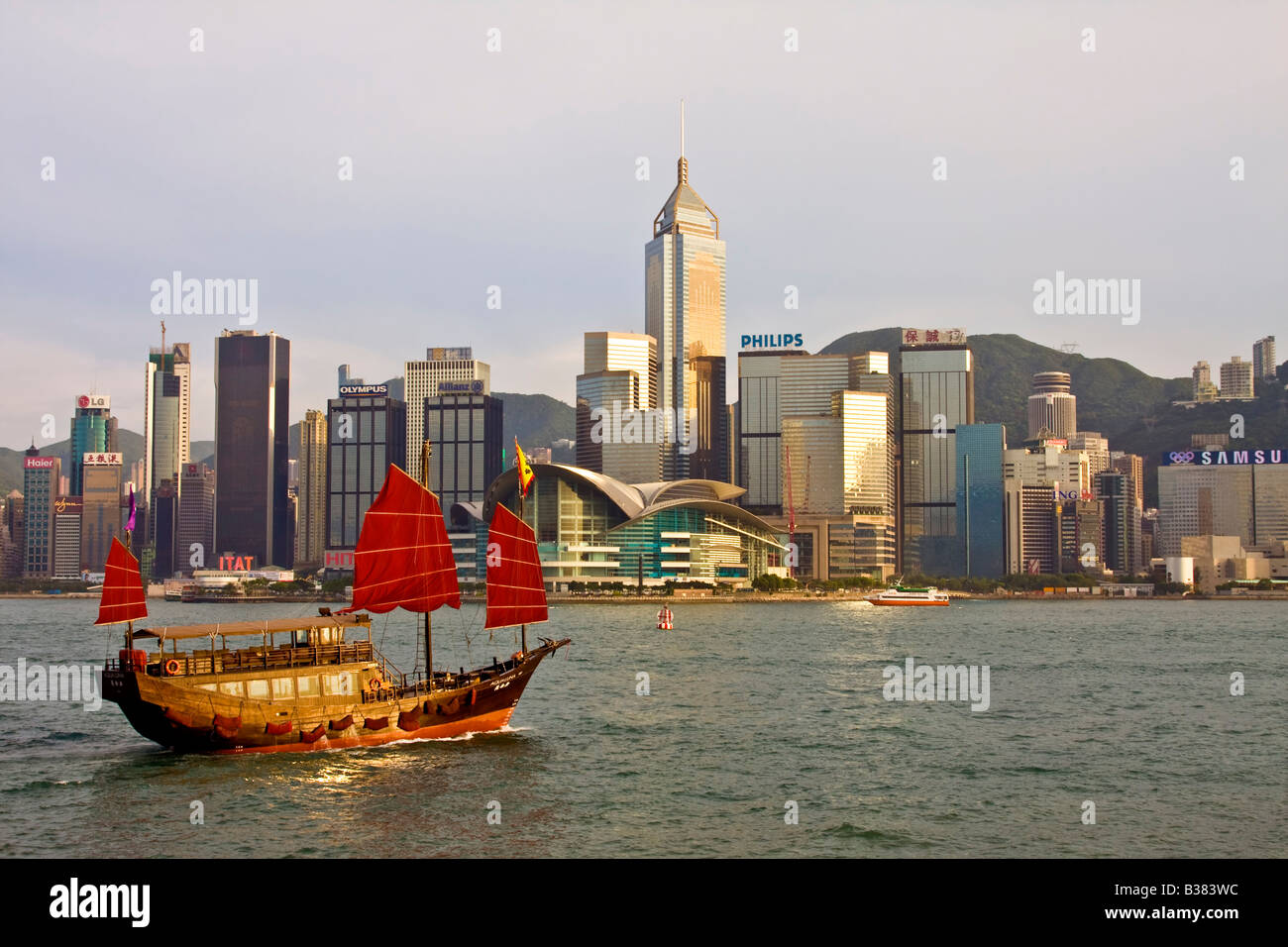 Hong Kong Hafen bei Sonnenuntergang mit traditionellen chinesischen Dschunke Stockfoto