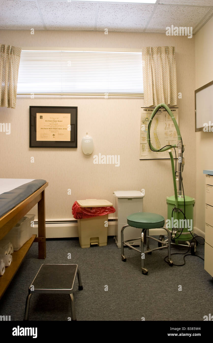 Ein Orthopäde Büro komplett mit Skelett Diagramm liefert Prüfung Tabelle und ein Vakuum während des Entfernens der Besetzung aufräumen Stockfoto