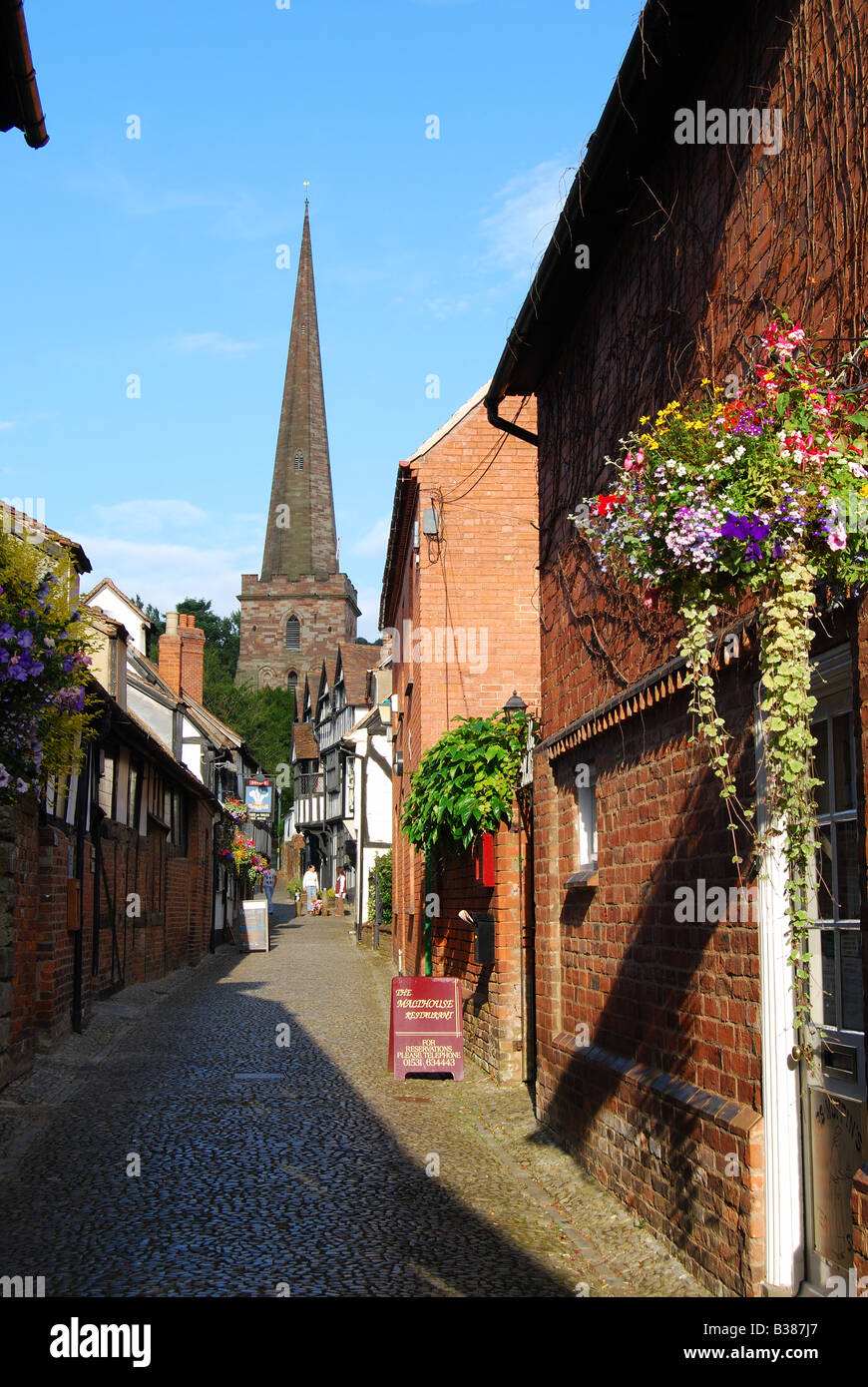 Schmale Gasse und Pfarrkirche der St.Michaels, Church Lane, Ledbury, Herefordshire, England, Vereinigtes Königreich Stockfoto