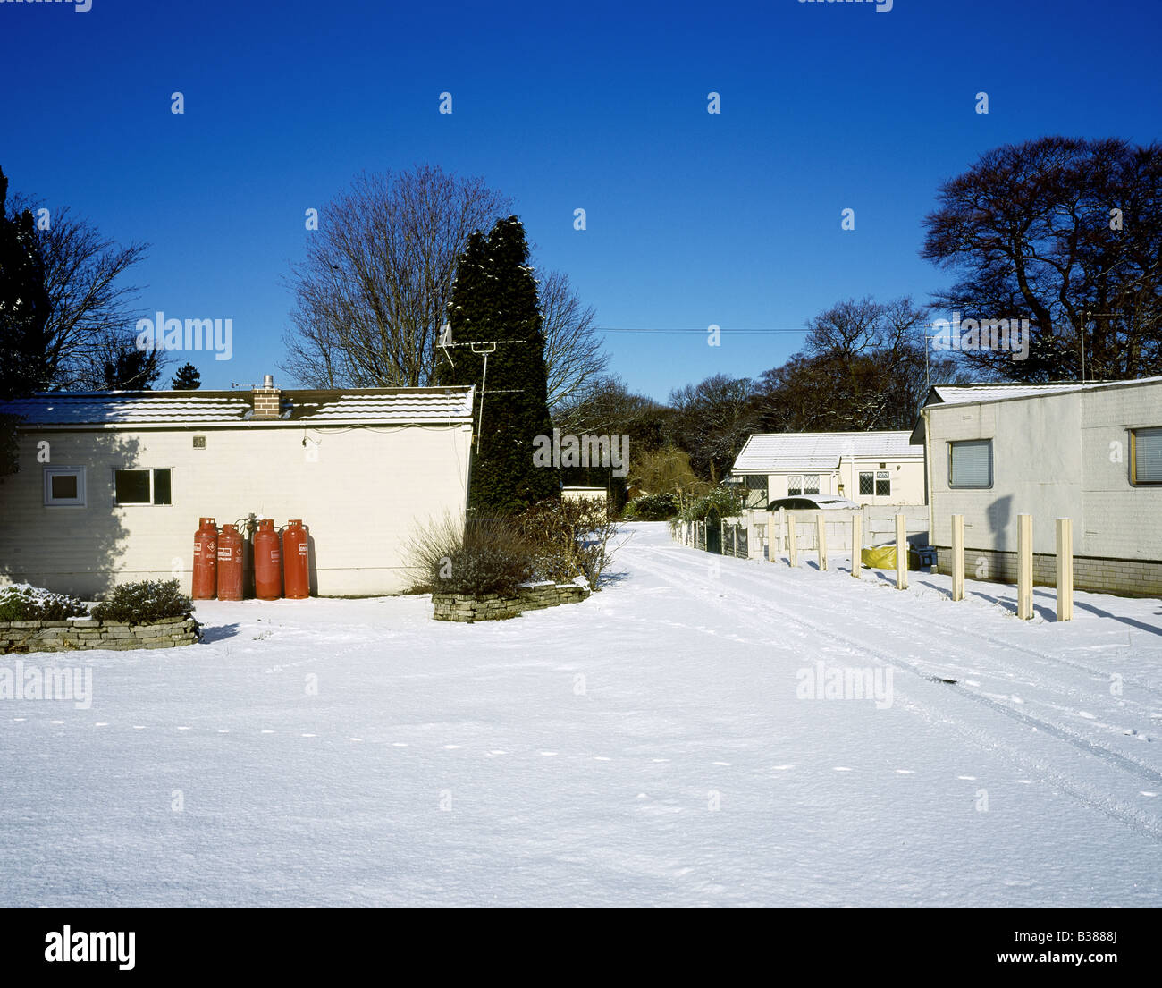 Trailer Park Häuser in Winterlandschaft Stockfoto