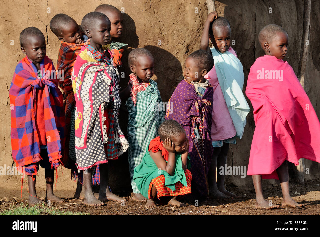 Masai Kinder beobachten zeremoniellen Tanz in ihrem Dorf Stockfoto