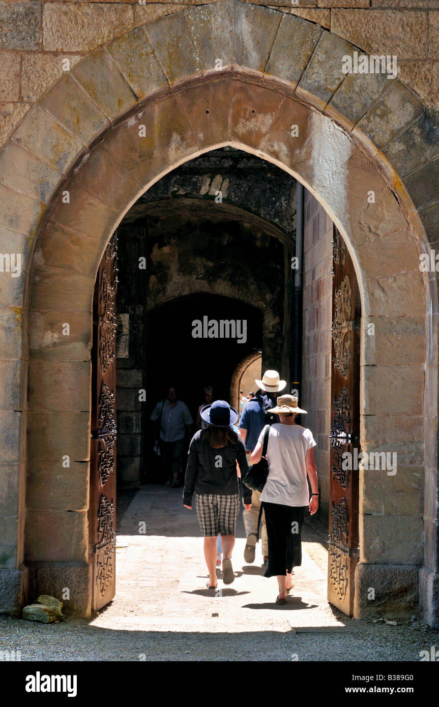 Frankreich: Menschen Kreuzung mittelalterliche Portal Saint Maritial in Rocamadour Stockfoto