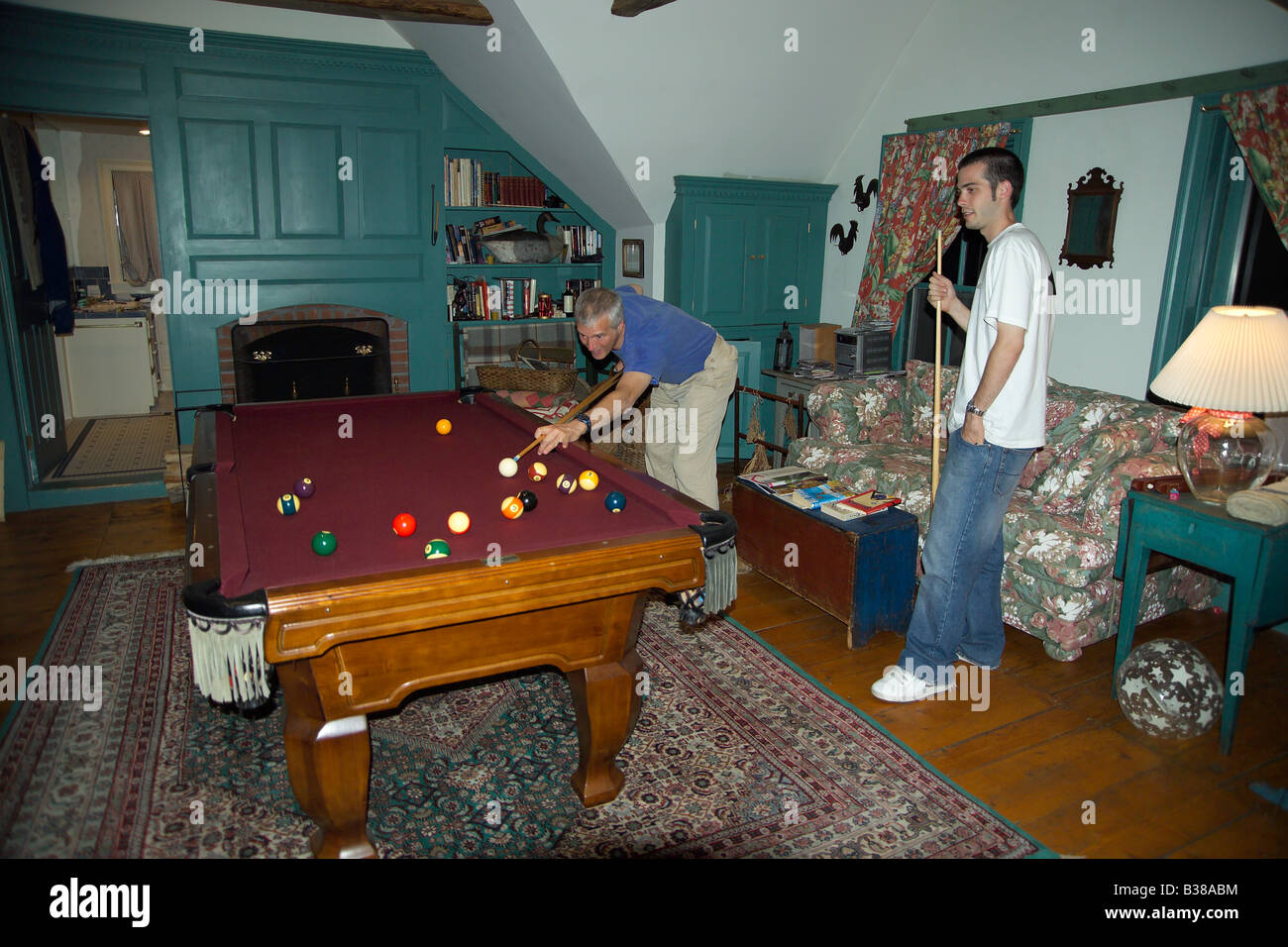 Zwei Männer spielen pool Stockfoto