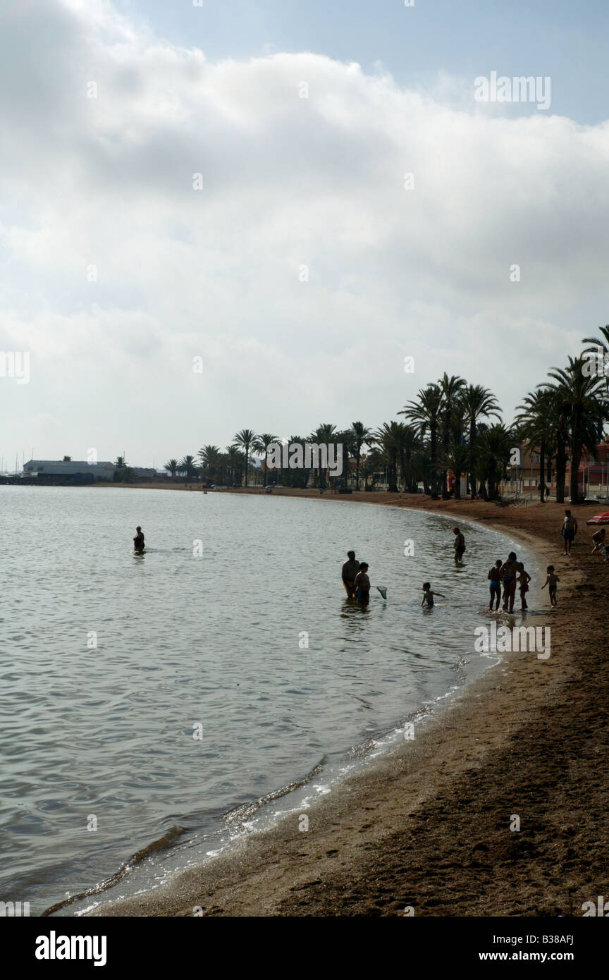 Familienspaß am Strand im südlichen Spanien mit Palmen Bäume und A spielen SANDBEREICH Stockfoto