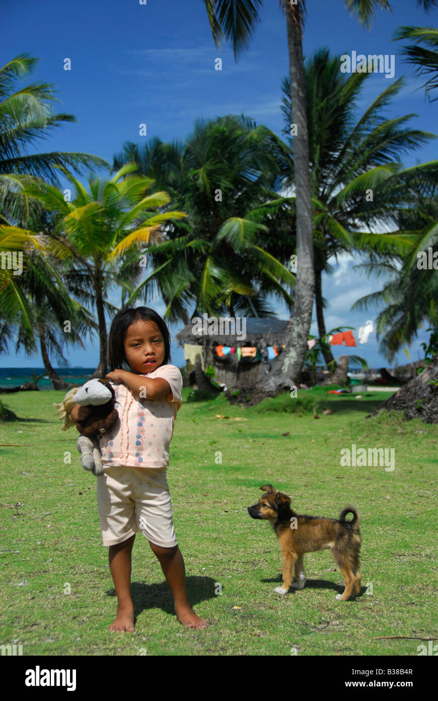 Kuna Indianerin mit Welpen, Rio Sidra Bereich Archipel San Blas, Panama, Mittelamerika Stockfoto