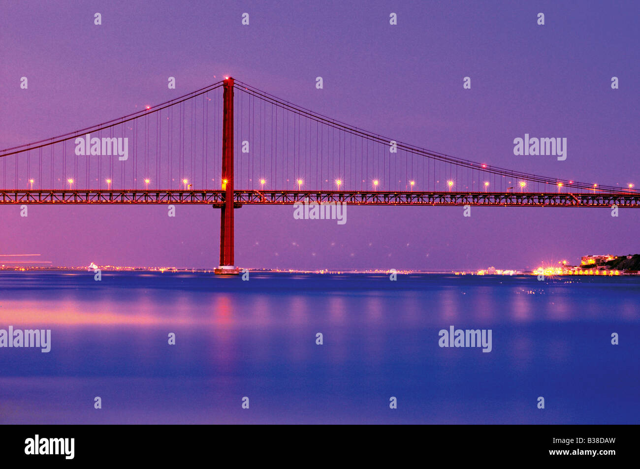 Dämmerung an der Brücke 25 de Abril über Fluss Tejo in Lissabon Stockfoto