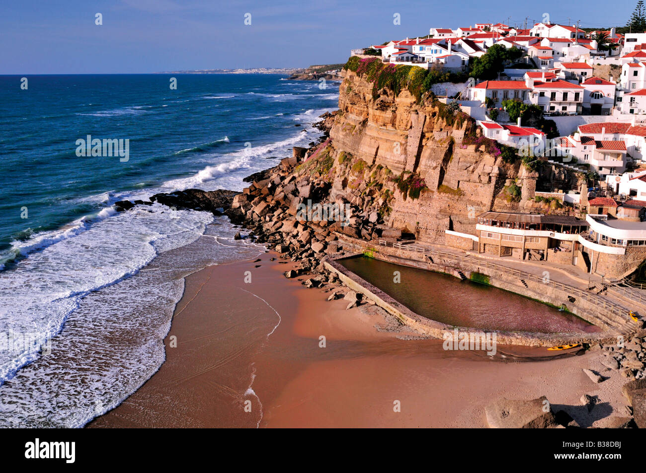 Blick auf Azenhas do Mar, an der Küste von Lissabon, Portugal Stockfoto