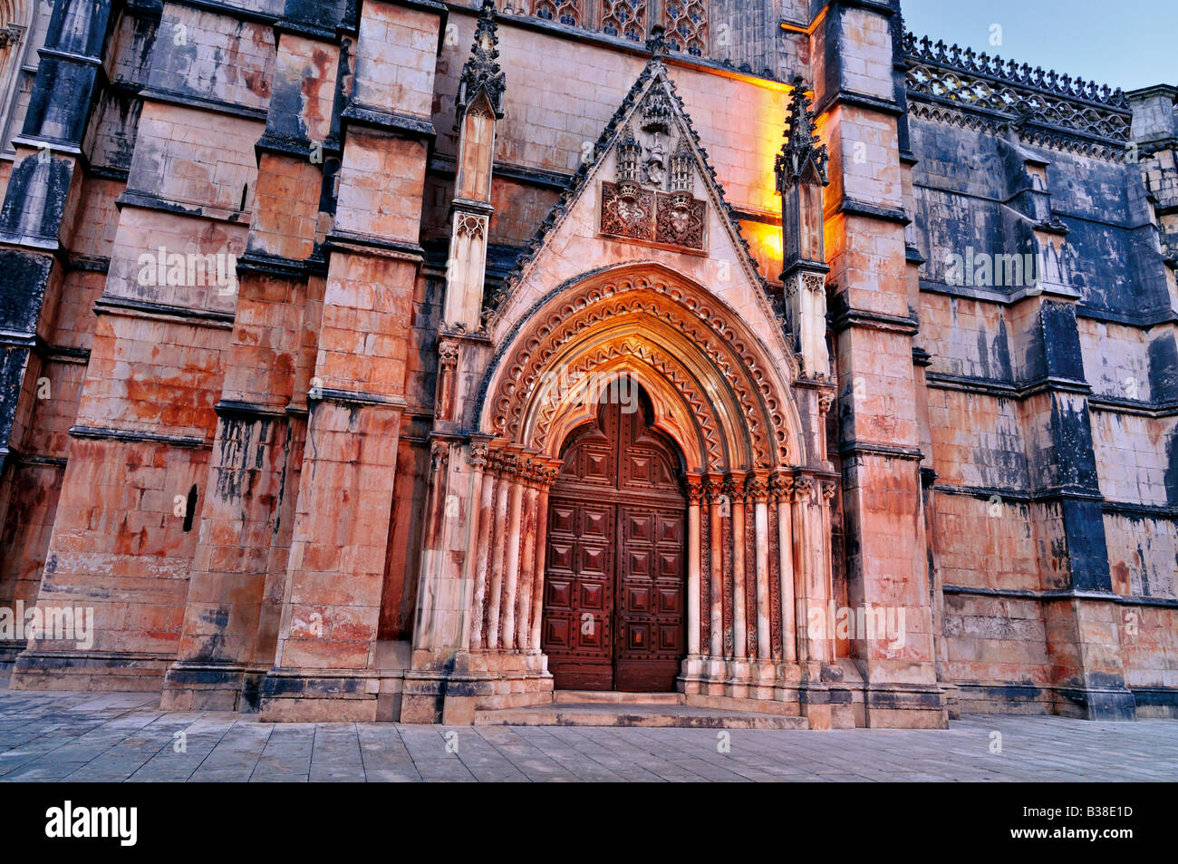 Seite-Portal von Gotic Kloster Santa Maria da Vitoria in Batalha Stockfoto
