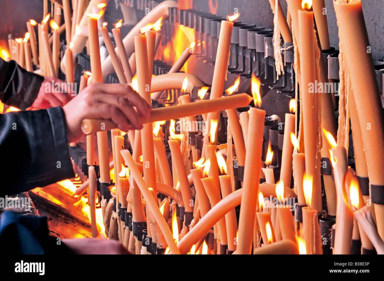 Kerze bietet im Heiligtum von Fatima, Portugal Stockfoto