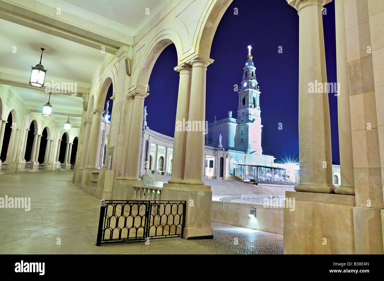 Nächtliche lichtstärkeren Basilika des Heiligtums von Fatima in Portugal Stockfoto