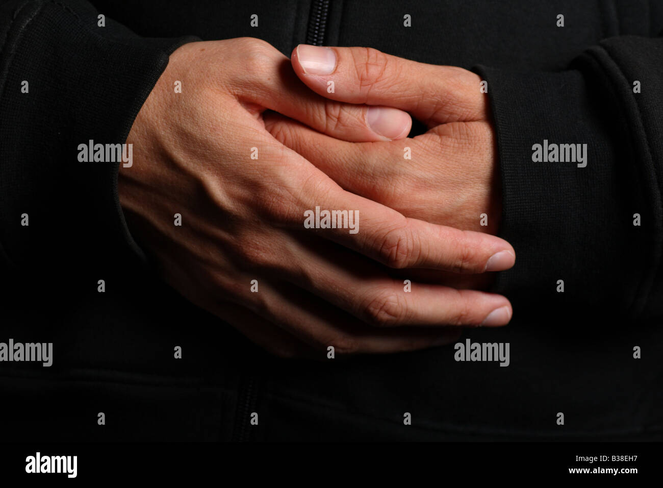 Gefaltete Hände eines Priesters Stockfoto