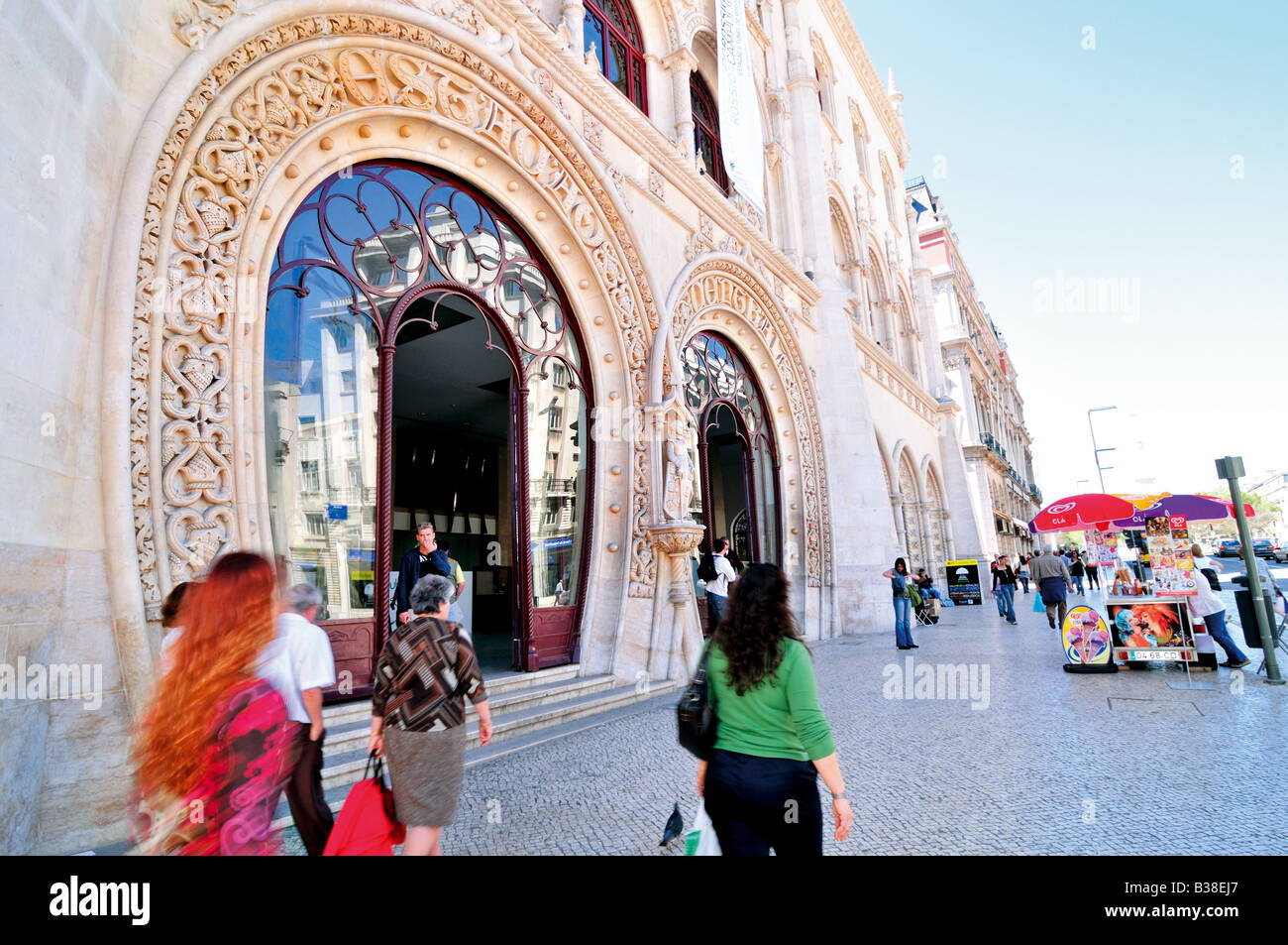 Passanten vor dem historischen Zug Bahnhof Rossio in Lissabon Stockfoto