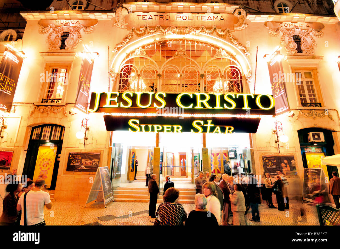 Menschen warten in Jesus Christ Superstar Musical Night-Show vor Theater in Lissabon eingeben Stockfoto