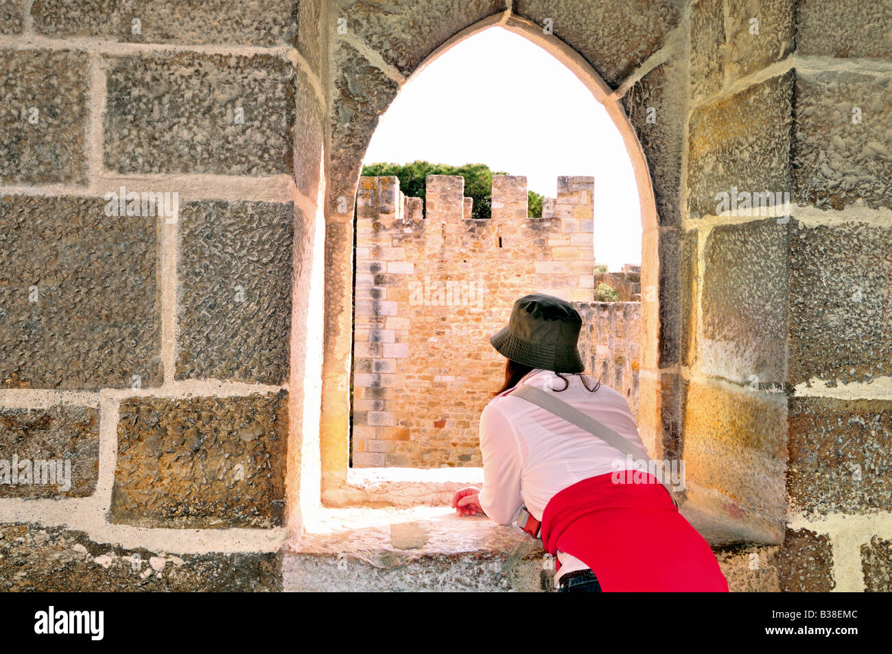 Frau aus Fenster in Saint vor Schloss in Lissabon Stockfoto