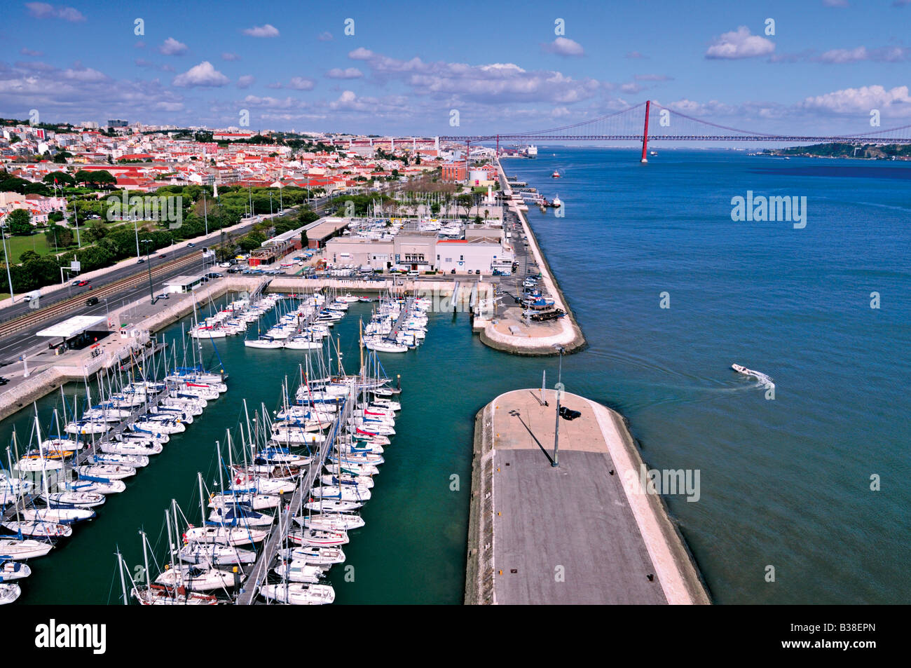 Blick vom Denkmal der Entdeckungen zum Fluss Tejo und Pier in Lissabon Stockfoto