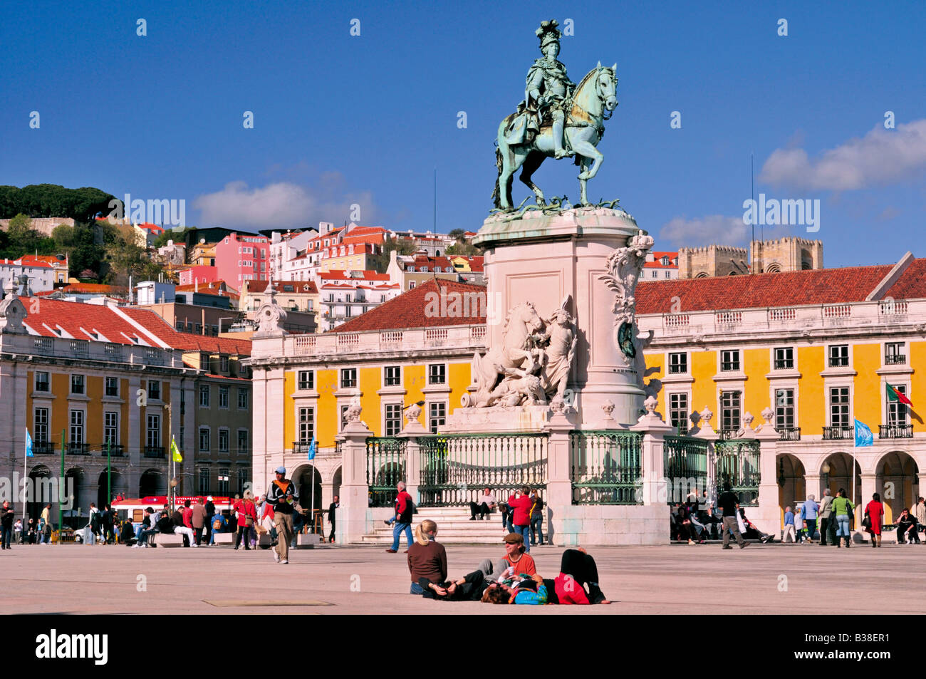 Touristen auf der Praça Comercio in Lissabon Stockfoto