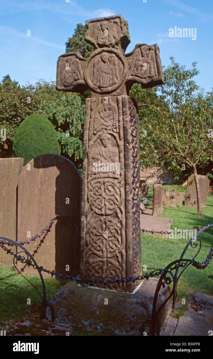 Keltisches Kreuz (8. Jahrhundert), St. Lawrence Kirche, Eyam, Derbyshire, UK Stockfoto