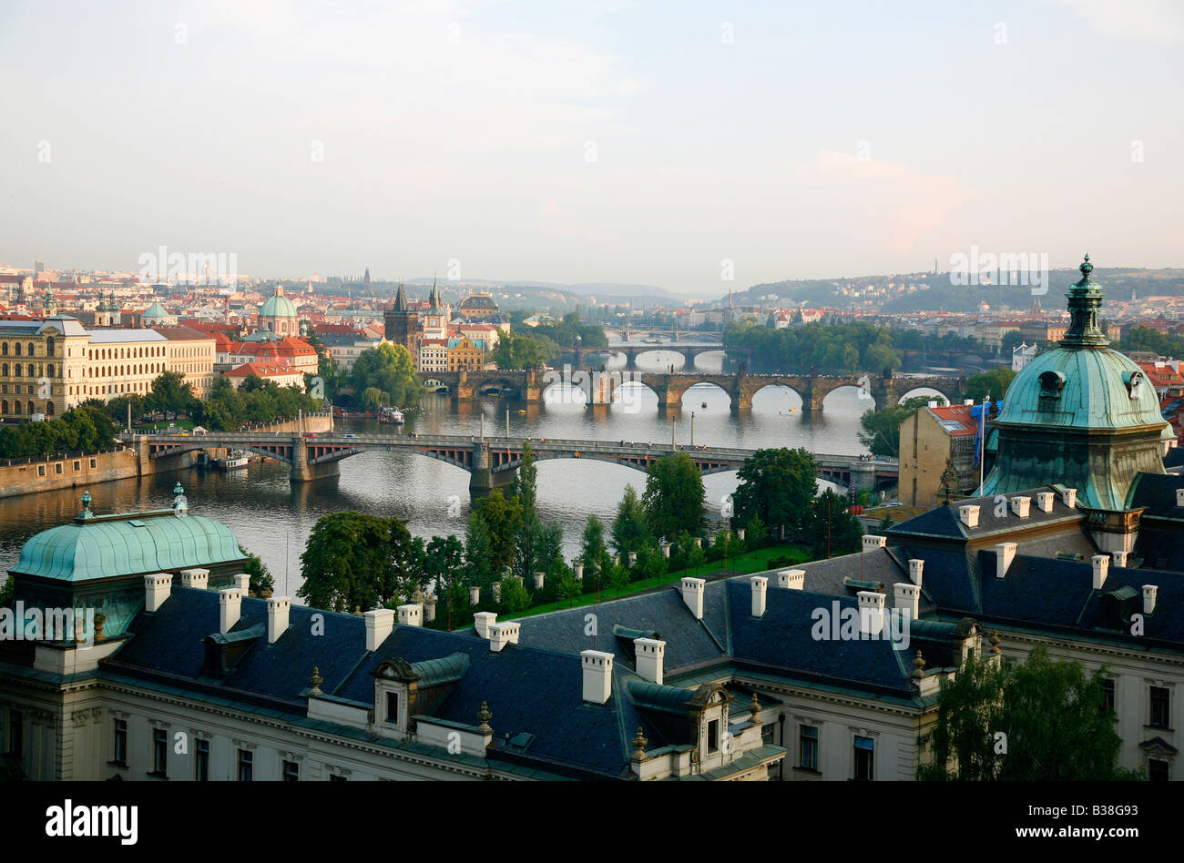 Aug 2008 - Blick auf den Fluss Vltava und Brücken von Letna Hügel Prag Tschechische Republik Stockfoto