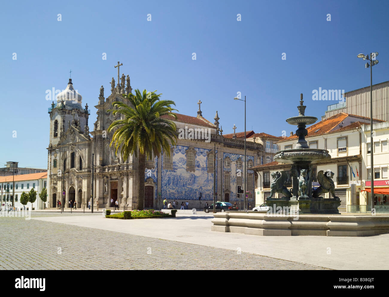 Portugal Porto, die Igreja dos Carmelitas Kirche bedeckt mit Azulejos Fliesen und einem barocken Brunnen (chafariz) Stockfoto