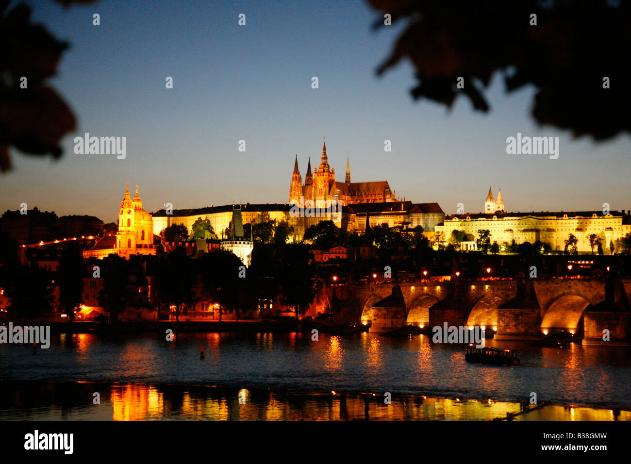 Aug 2008 - Brücke Aussicht über das Schloss und St Vitus Cathedral und Charles bei Nacht Prag Tschechische Republik Stockfoto