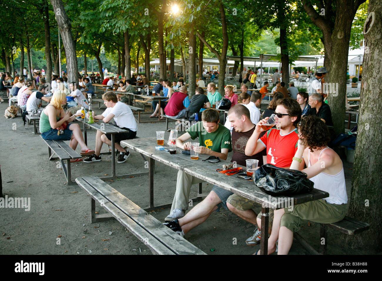 Aug 2008 - Leute sitzen in einem Biergarten in Letna Park Prag Tschechische Republik Stockfoto
