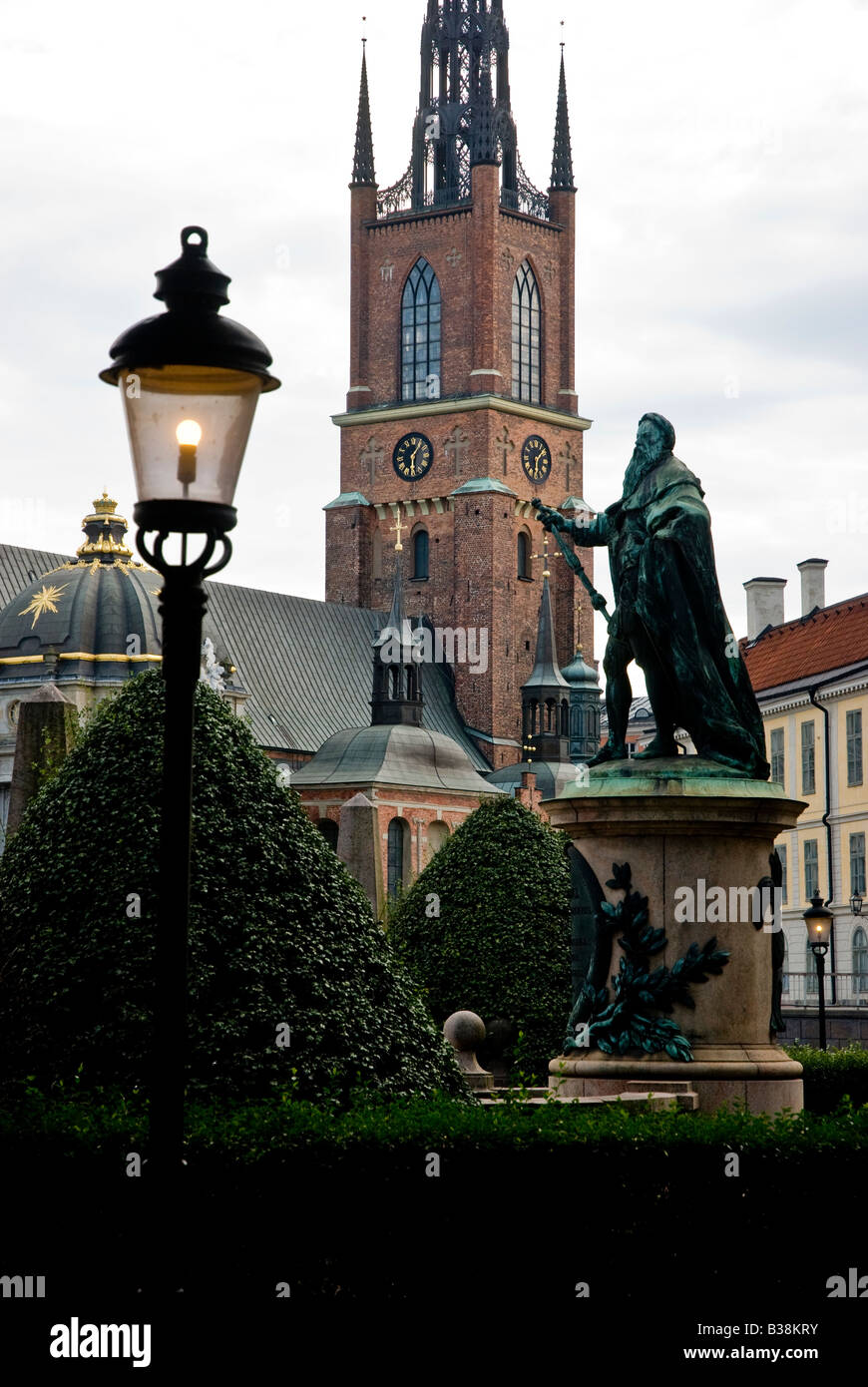 Die Statue von König Gustav Vasa I. vor Riddarhuset in Stockholm. Im Hintergrund die Kirche Riddarholmskyrkan Stockfoto