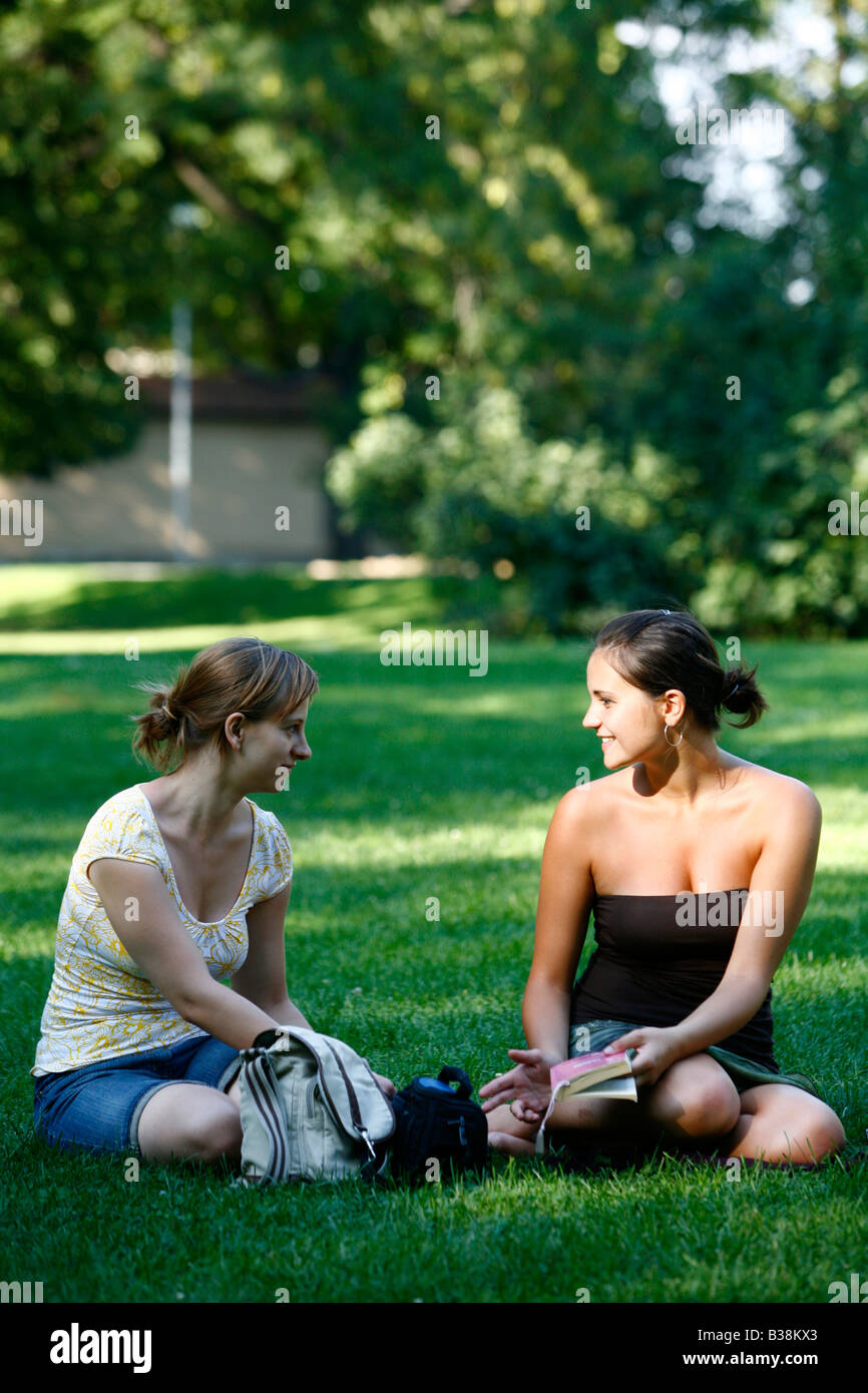 Aug 2008 - Frauen bei Kampa Park Mala Strana Prag Tschechische Republik Stockfoto