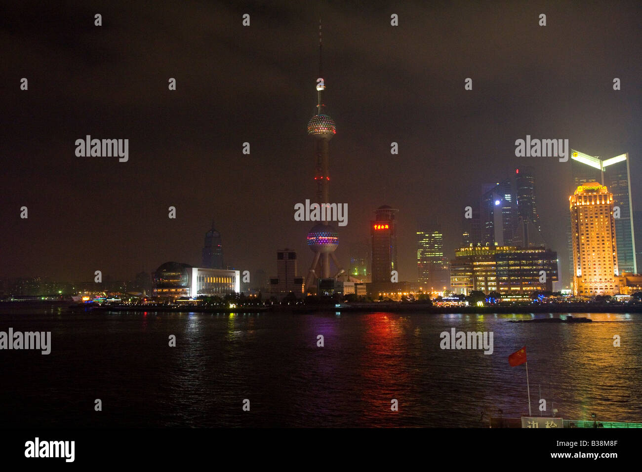 Skyline von Shanghai in der Nacht vom Bund China betrachtet Stockfoto