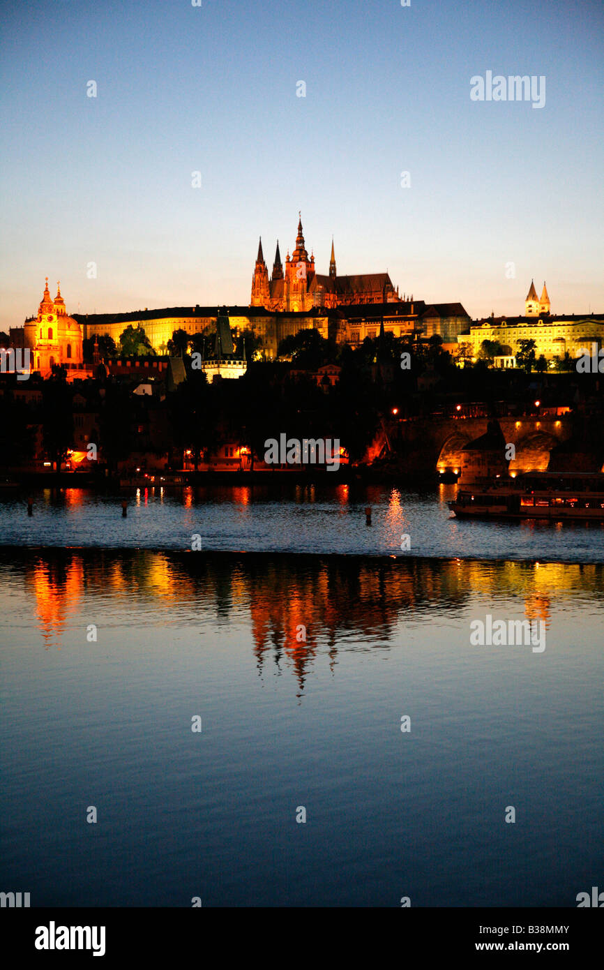 Aug 2008 - Brücke Aussicht über das Schloss und St Vitus Cathedral und Charles bei Nacht Prag Tschechische Republik Stockfoto