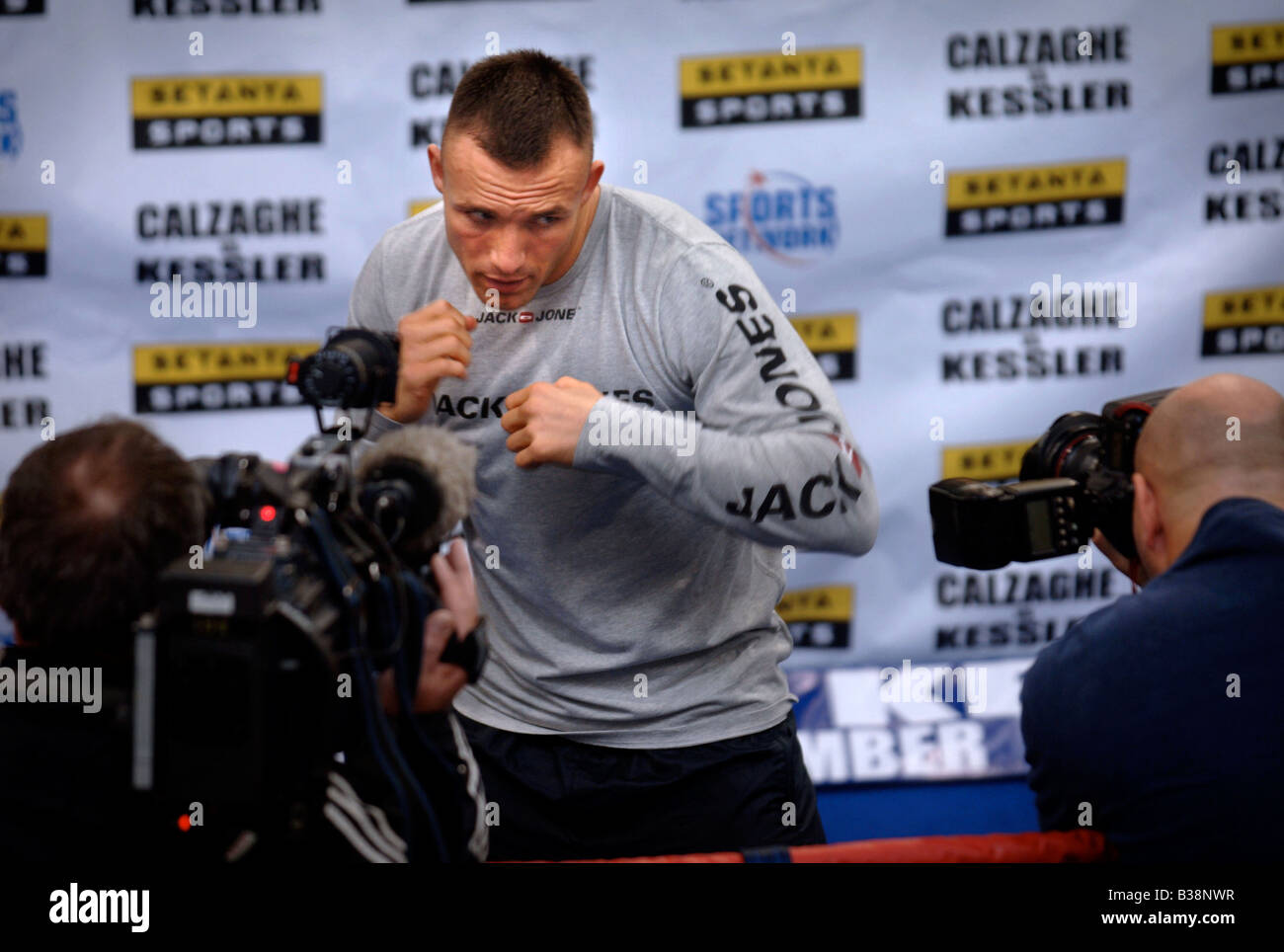 MIKKEL KESSLER AUS DÄNEMARK FÜHRT FÜR DIE KAMERAS BEI EINEM FOTO-SHOOTING, SEINEN KAMPF MIT JOE CALZAGHE IN CARDIFF S WALES UK ZU FÖRDERN Stockfoto