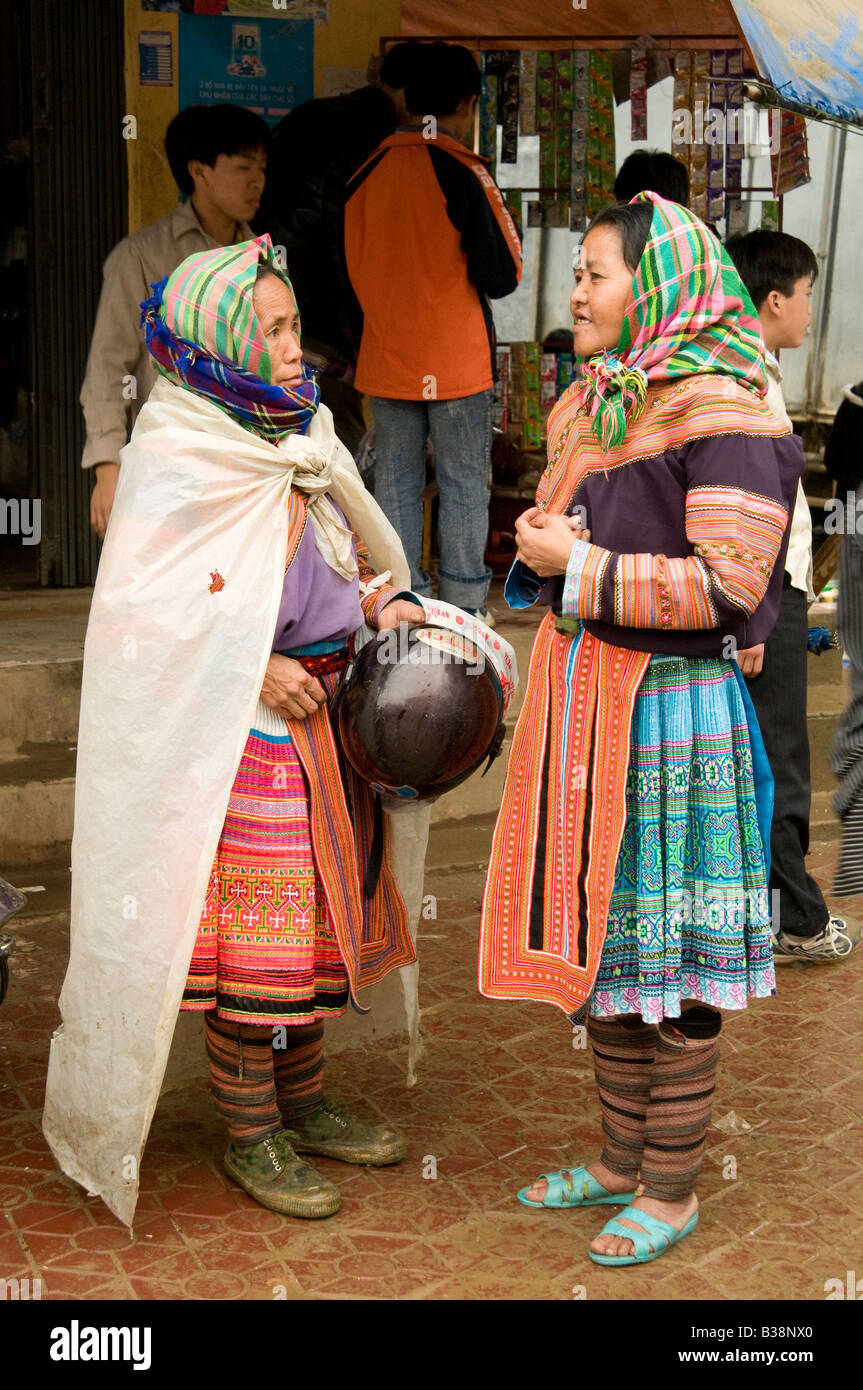Zwei Hmong Frauen tragen Tracht sprechen in Muong Khuong Markt Vietnam Stockfoto