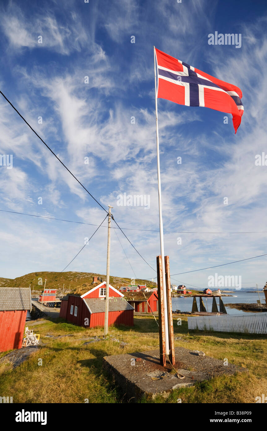 Norwegische Fähnchen im Wind. Sørgjæslingan in Vikna, Norwegen. Stockfoto