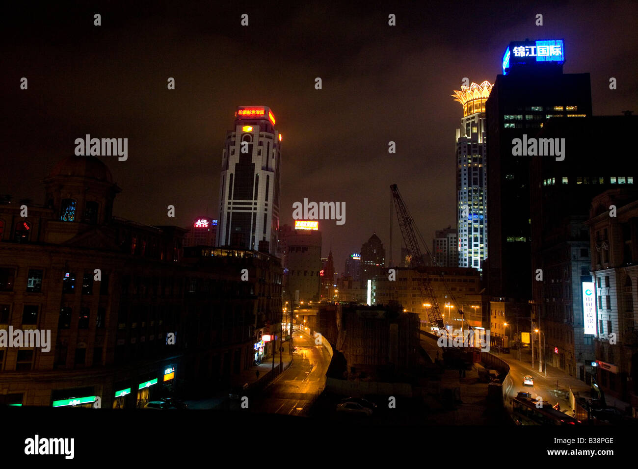 Skyline von Shanghai in der Nacht vom Bund China betrachtet Stockfoto