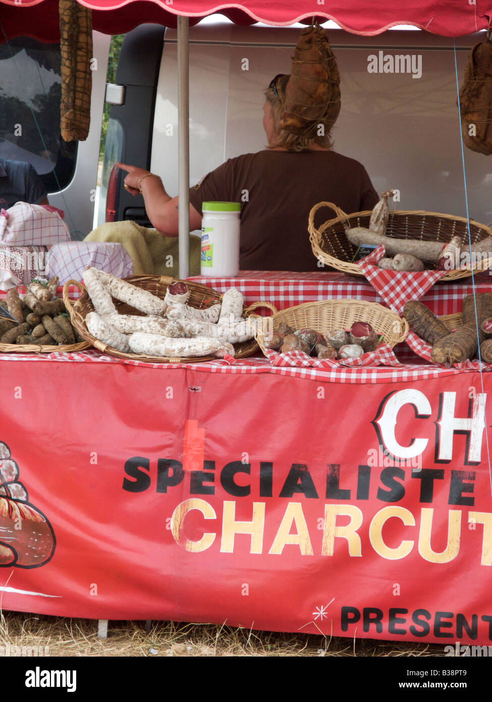 Fleisch oder Wurst Stand auf einer Messe/Markt im Süden von Frankreich, Var, Frankreich Stockfoto