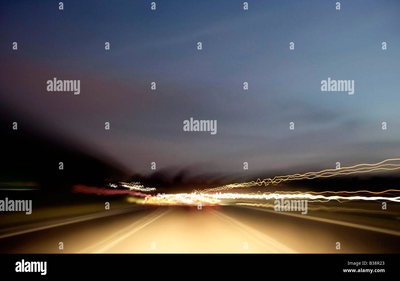 Nachtfahrten Schuss aus Auto Sicht mit Streifen von Autoscheinwerfer und Motion blur Stockfoto