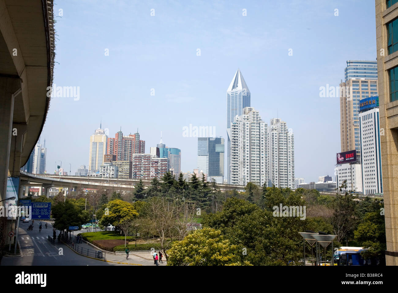 Wolkenkratzer in Shanghai aus zentralen Huaihai Road, Shanghai, China Stockfoto Wolkenkratzer in Shanghai aus zentralen Huaihai Road, Shanghai, China Stockfoto