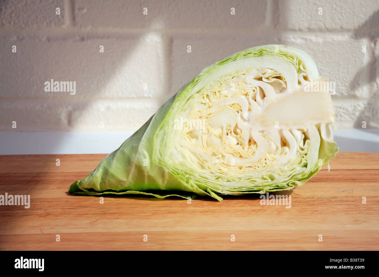 Spitzkohl aufgeschnitten auf einem Brett hacken. Stockfoto