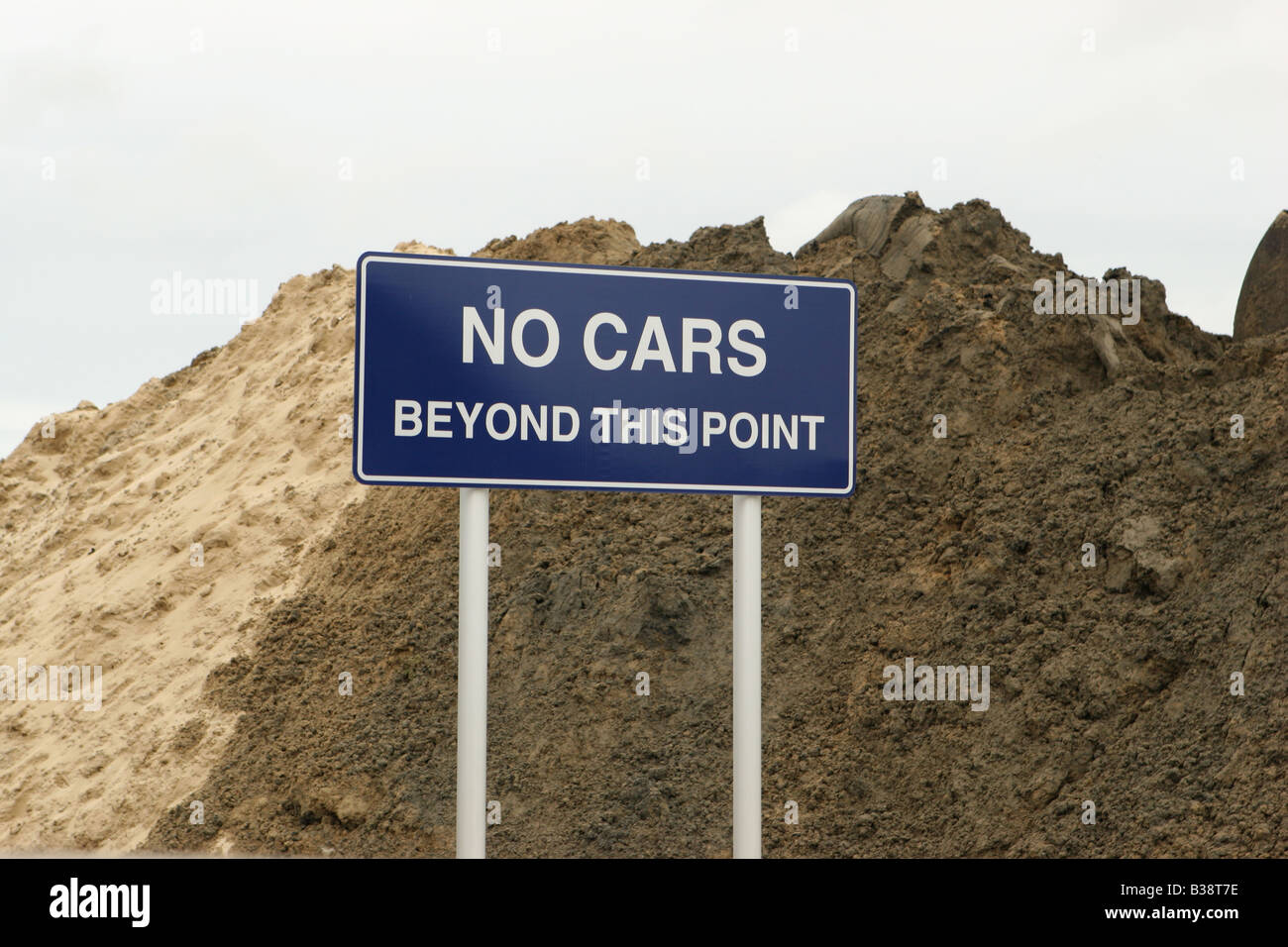 Zeichen vor einem Sand Hindernis besagt keine Autos über diesen Punkt hinaus Stockfoto