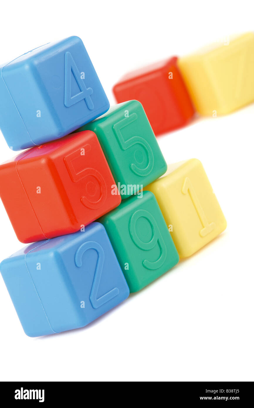Kinder Kunststoff-Bausteine mit Zahlen auf weißem Hintergrund Stockfoto