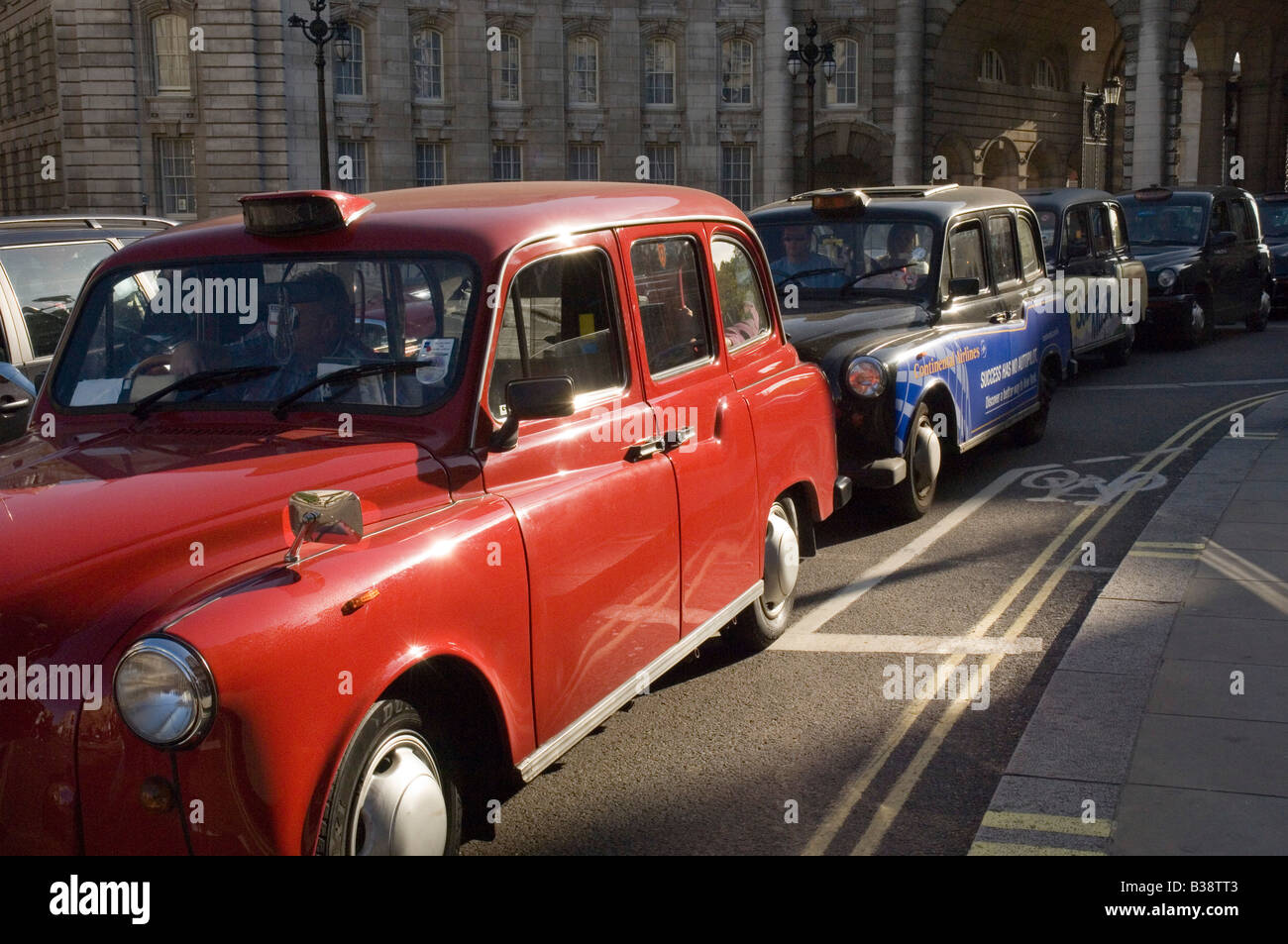 Taxis am Admiralty Arch, der Eingang zum Einkaufszentrum am Trafalgar Square im Zentrum von London. Stockfoto