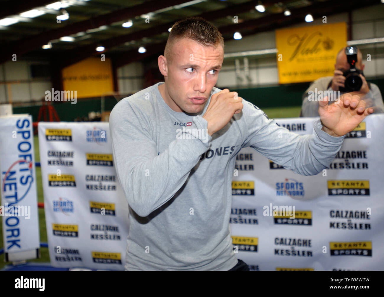 MIKKEL KESSLER AUS DÄNEMARK FÜHRT FÜR DIE KAMERAS BEI EINEM FOTO-SHOOTING, SEINEN KAMPF MIT JOE CALZAGHE IN CARDIFF S WALES UK ZU FÖRDERN Stockfoto