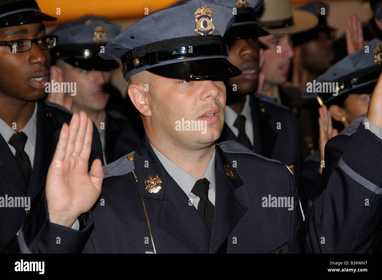 Polizisten bekommen bei einer Polizei-Abschlussfeier in Greenbelt, Maryland vereidigt. Stockfoto