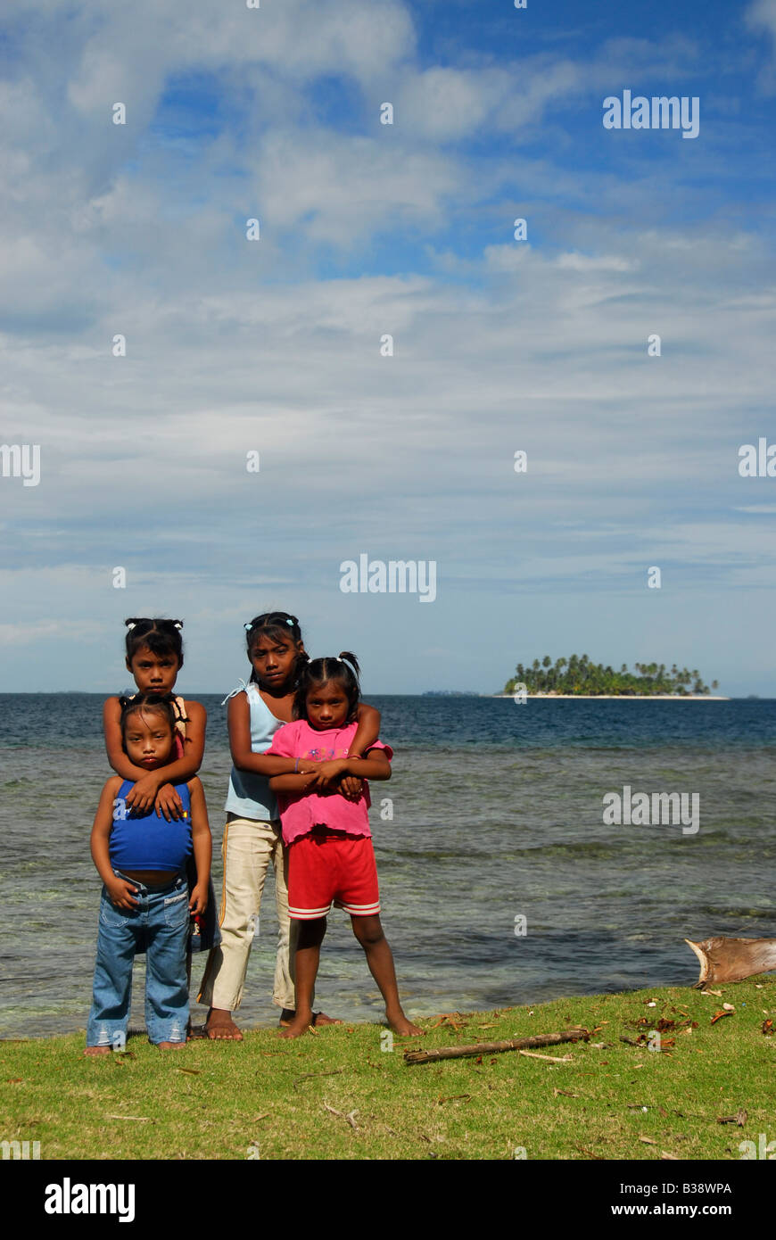 Indische Schwestern Kuna, Rio Sidra-Bereich, Archipel San Blas, Panama, Mittelamerika Stockfoto